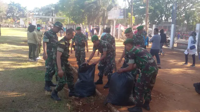 Ratusan anggota TNI dan warga bahu membahu operasi semut memungut sampah di lapangan Kerkof, Garut