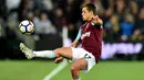 Javier Hernandez - Penyerang asal Meksiko ini pernah berseragam Manchester United pada tahun 2010 hingga 2015. Hernandez juga pernah memperkuat West Ham selama dua musim yakni pada masa 2017 sampai 2019. (AFP/Glyn Kirk)