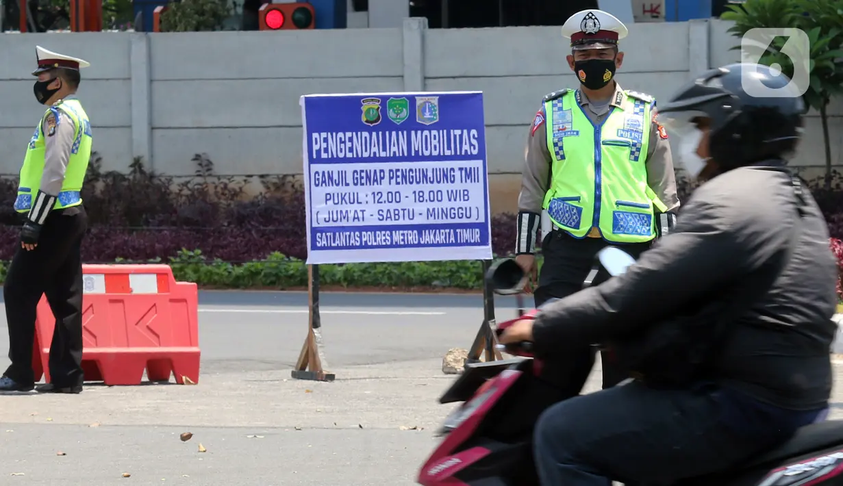 Polisi memberhentikan kendaraan saat pengendalian mobilitas ganjil genap untuk pengunjung TMII di Jalan Pintu 1 TMII, Jakarta, Sabtu (18/9/2021). Polda Metro Jaya memberlakukan pembatasan mobilitas warga dengan sistem ganjil genap pada TMII dan Taman Impian Jaya Ancol. (Liputan6.com/Herman Zakharia)