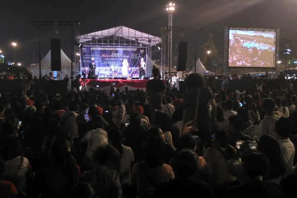 Warga memadati area Kompleks Makam Priok, Koja, Jakarta Utara