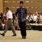 Calon Gubernur  DKI Jakarta Agus Harimurti Yudhoyono dan Anies Baswedan bersiap mengambil nomor urut Pilkada saat Rapat Pleno Pengundian Nomor Urut pasangan Cagub dan Cawagub DKI Jakarta, Selasa, (25/10). (Liputan6/JohanTallo)