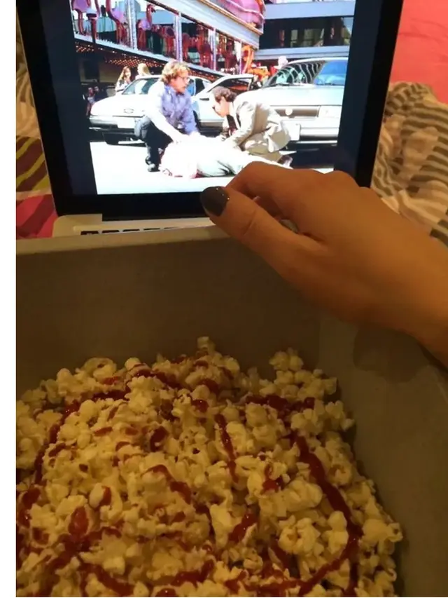 6 Potret Nyeleneh Orang Makan Popcorn Sambil Nonton Film, Porsi Tak Kira-Kira