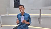 Raga, salah satu penggemar dan pengguna setia Oppo alias O-Fans, bercerita tentang bagaimana dirinya bisa jatuh cinta dengan smartphone-smartphone dari Oppo (Liputan6.com/Giovani Dio Prasasti)
