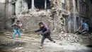Anak-anak bermain di dekat bangunan yang rusak akibat gempa tahun lalu di Nepal, Jum'at (29/1/2016). Gempa bumi pada bulan April dan Mei 2015 silam menewaskan hampir 9.000 orang dalam bencana alam terburuk Nepal. (Reuters/Navesh Chitrakar)