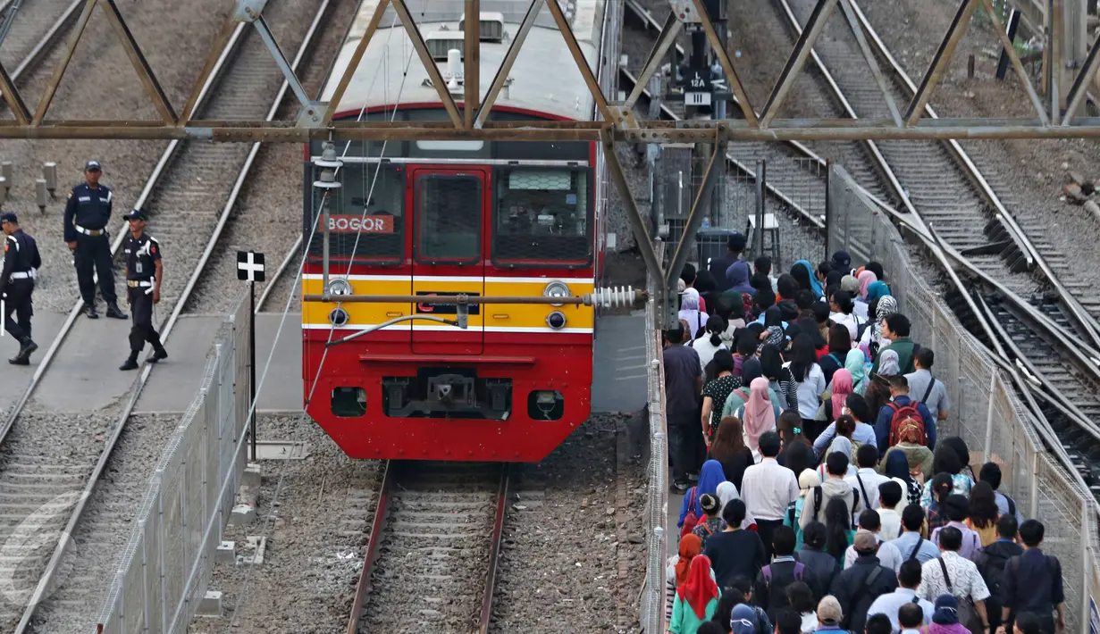 PT KRL Commuter Jakarta akan menyesuaikan tarif KRL Jabodetabek sampai 50 % mulai November 2015, Jakarta, Selasa (20/10/2015). Kenaikan dilakukan karena jumlah subsidi atau Public Service Obligation (PSO) tahun ini berubah. (Liputan6.com/Immanuel Anton)