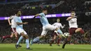 Striker Manchester City, Sergio Aguero, berusaha membobol gawang Burnley pada laga Piala FA di Stadion Etihad, Manchester, Sabtu (6/1/2018). City menang 4-1 atas Burnley. (AFP/Oli Scarff)
