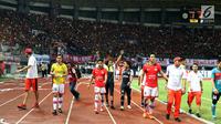 Pemain Persija merayakan kemenangan atas Bhayangkara FC pada laga penutup Liga 1 Indonesia di Stadion Patriot Candrabhaga, Bekasi, Minggu (12/11). Persija unggul 2-1. (Liputan6.com/Helmi Fithriansyah)