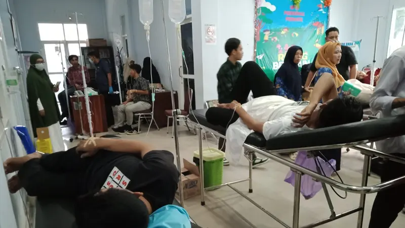 Sebanyak 50 orang lebih staf Diklat Sulawesi Tenggara, mengalami keracunan usai menyantap hidangan soto ayam saat syukuran kenaikan pangkat.(Liputan6.com/dok warga)