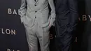 Sutradara Damien Chazelle (kiri) dan aktor Brad Pitt berpose untuk fotografer setibanya pada acara premiere film Babylon di Paris, Prancis, 14 Januari 2023. Brad Pitt melengkapi penampilannya dengan gelang putih dan melengkapi penampilannya dengan sepasang sepatu hitam. (AP Photo/Michel Euler)