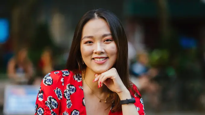 bahagia tersenyum santai baju merah