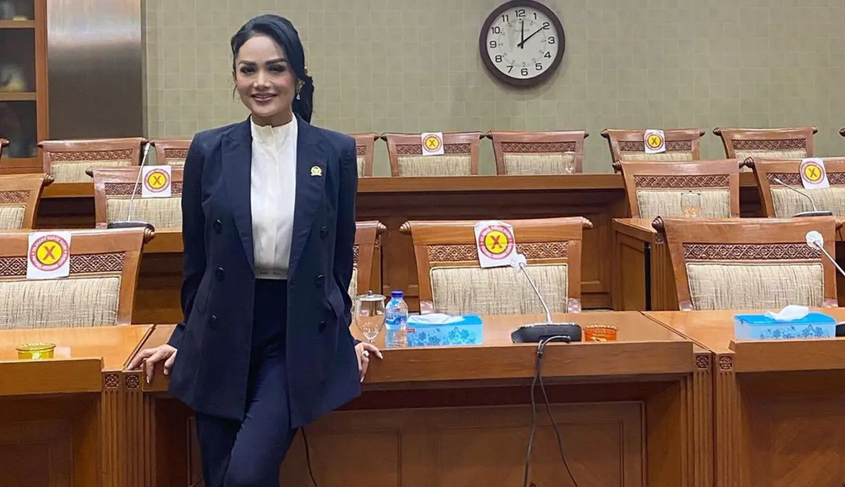 Saat bekerja sebagai anggota dewan, penampilan Krisdayanti juga tak lepas dari sorotan publik. Menggunakan blouse putih dan dipadukan setelan berwarna hitam, ia juga terlihat anggun dengan tatanan rambut sederhana. (Liputan6.com/IG/@krisdayantilemos)
