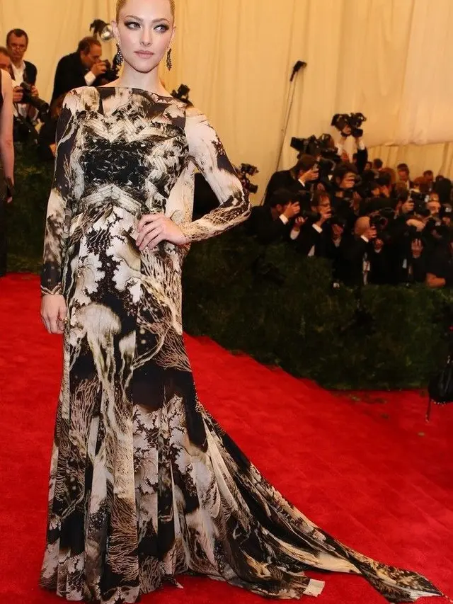 Amanda Seyfried (Pinterest/WWD)