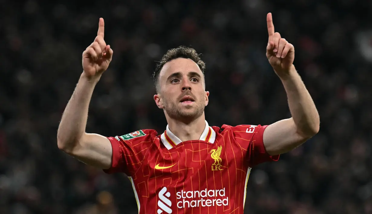 Pemain depan Liverpool asal Portugal, Diogo Jota melakukan selebrasi setelah mencetak gol saat pertandingan putaran ketiga Piala Liga Inggris melawan West Ham United di Stadion Anfield, Liverpool, Inggris pada 25 September 2024. (Paul ELLIS/AFP)