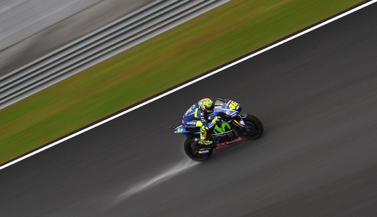 Pebalap Movistar Yamaha, Valentino Rossi, memacu motornya saat sesi latihan kedua jelang GP Malaysia di Sirkuit Sepang, Jumat (27/10/2017). Pada sesi ini pebalap Italia itu berada pada posisi keenam dengan waktu 13,071 detik. (AFP/Manan Vatsyayana)
