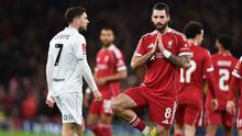 Gol pembuka kemenangan Liverpool tercipta pada menit ke-9 lewat tendangan keras Dominik Szoboszlai. Tampak dalam foto, gelandang Liverpool asal Hungaria, Dominik Szoboszlai (kanan) merayakan golnya saat pertandingan putaran ketiga Piala FA Inggris melawan Barnsley di Stadion Anfield, pada Senin 12 Januari 2026 waktu setempat atau Selasa (13/1/2026) dini hari WIB. (PETER POWELL/AFP)