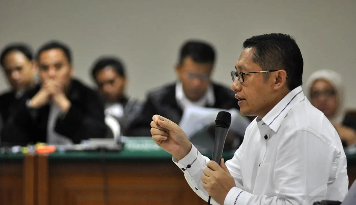 Anas Urbaningrum tampak mengenakan kemeja putih saat menjalani sidang dengan agenda pemeriksaan terdakwa yang digelar di Pengadilan Tipikor, Jakarta, Kamis (4/9/14). (Liputan6.com/Miftahul Hayat) 