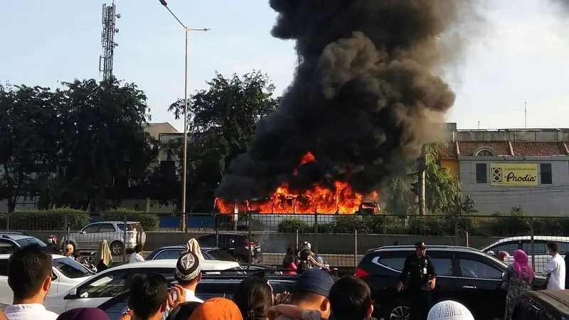 20160912-bus terbakar-jakarta-tol kebon jeruk