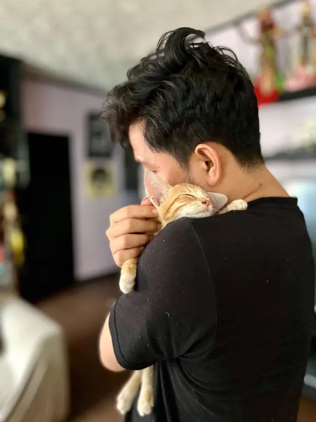 Kedekatan Cakra Khan dengan Satwa