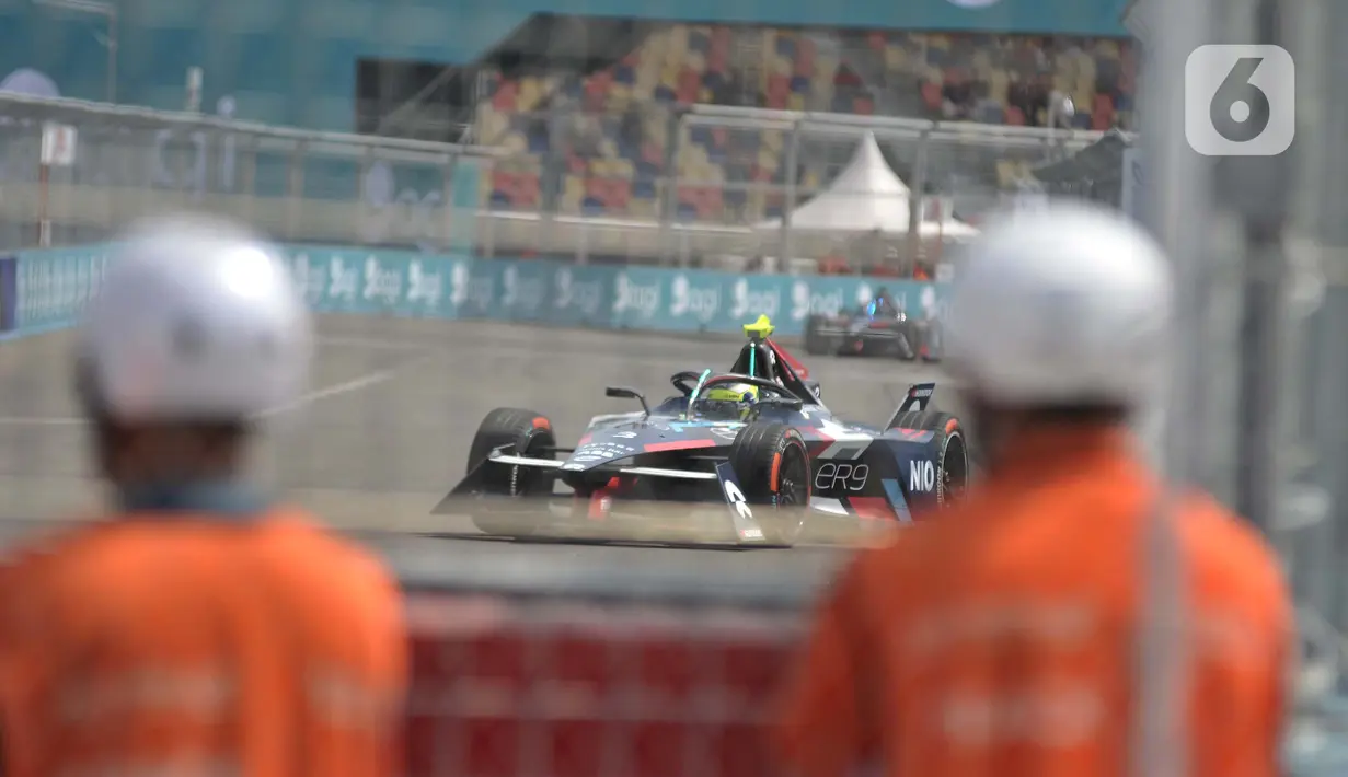 Pembalap saat mengikuti sesi free practice (FP) GulaVit Jakarta E-Prix 2023 di Jakarta International E-Prix Circuit (JIEC), Ancol, Jakarta Utara, Sabtu (3/6/2023). (merdeka.com/Iqbal S. Nugroho)