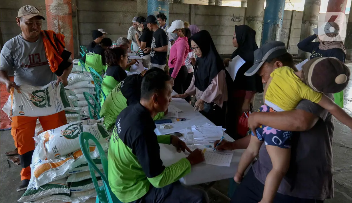 Petugas mengecek data warga penerima Bantuan Sosial (Bansos) cadangan Beras Pemerintah (CBP) di kawasan Warakas, Tanjung Priok, Jakarta Utara, Selasa (20/2/2024). (Liputan6.com/Herman Zakharia)