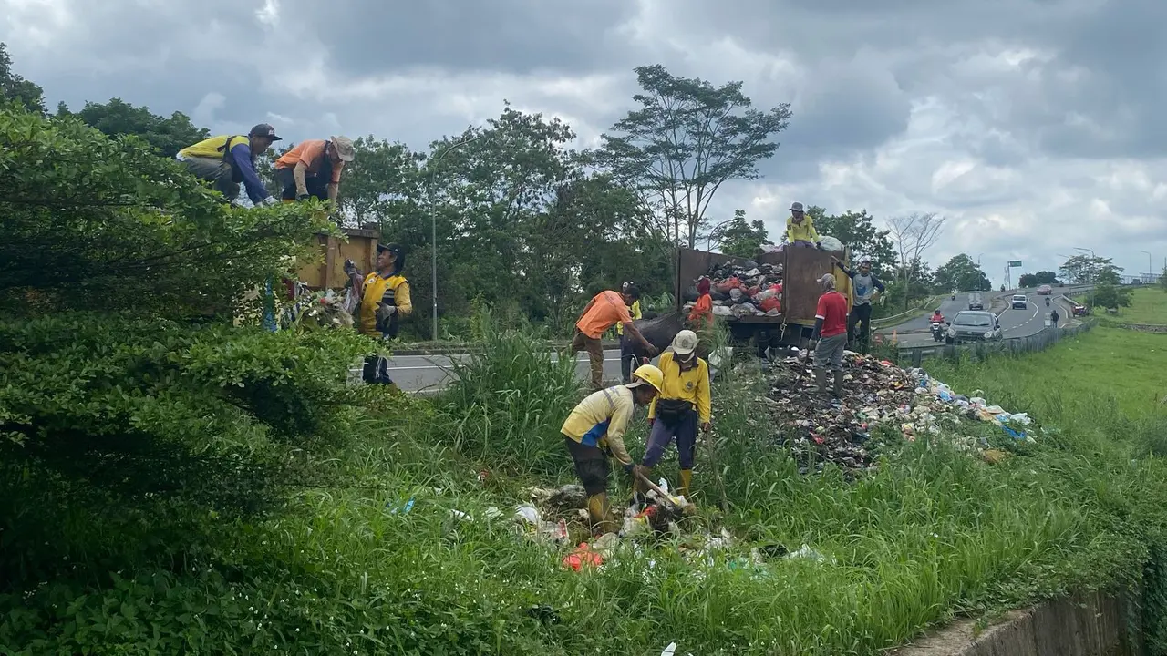 Petugas kebersihan saat mengangkut sampah menumpul di pinggir Jalan Provinsi Jalan Jalur Lingsel, Cibatu, Cibolang, Kecamatan Cisaat Kabupaten Sukabumi. (Liputan6.com/Istimewa).