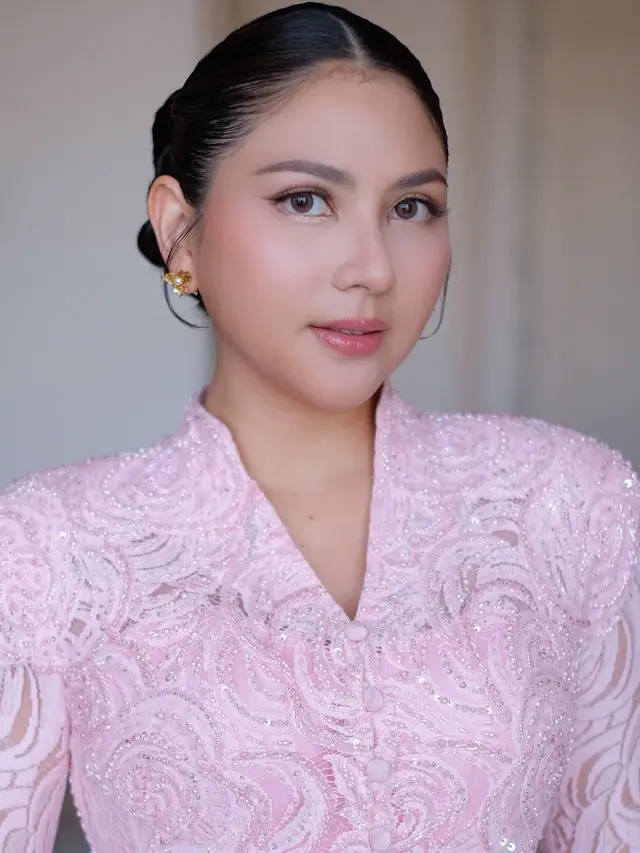 Pesona Jessica Mila Dipulas Soft Pink Romantic Makeup Look di Momen Pembaptisan Sang Putri, Kyarra