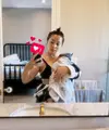 Nikita Willy membagikan beberapa foto setelah satu bulan menjadi ibu anak dua. Ia pun tampil sederhana menunjukan aura keibuannya. Misalnya sambil menggedong putra ke-2nya, Nikita mengenakan bra top hitam dengan outer kotak-kotak. Rambutnya pun cukup dicepol. [@nikitawillyofficial94]
