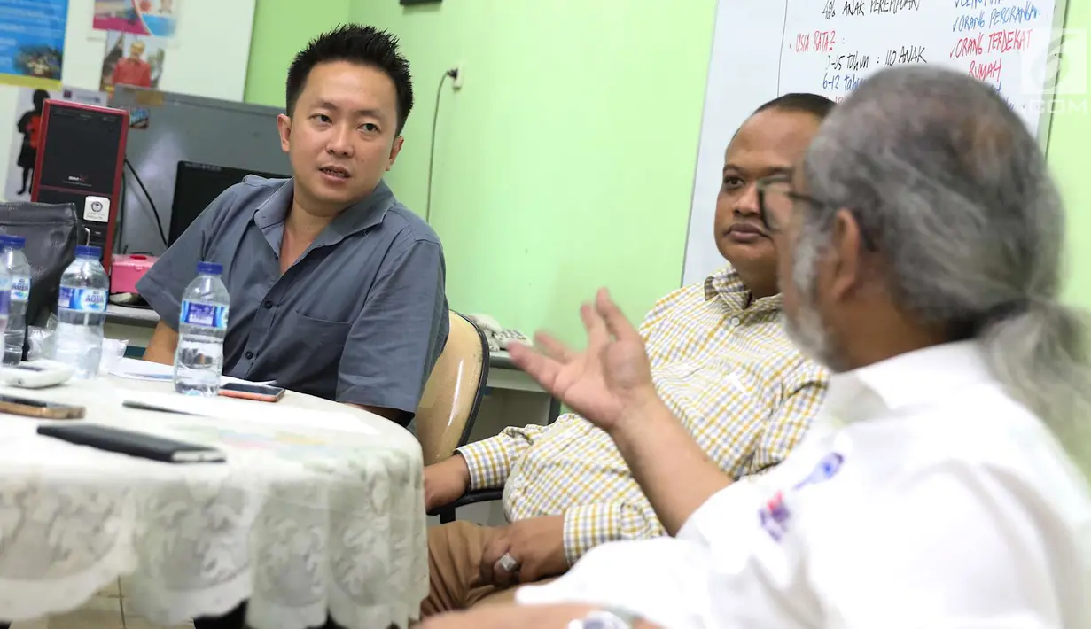 Pria yang diduga menendang anak dalam insiden ayunan di Kelapa Gading, Jonathan, berdialog dengan Ketua Komnas PA Arist Merdeka Sirait di Komnas Perlindungan Anak, Jakarta, Senin (30/4). (Liputan6.com/Immanuel Antonius)