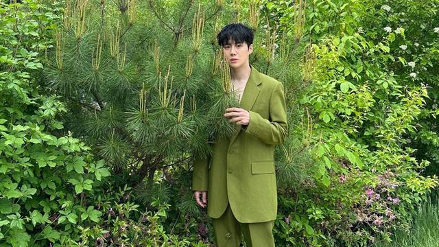 Gaya Pemotretan Kim Seon Ho saat di Alam, Tetap Menawan