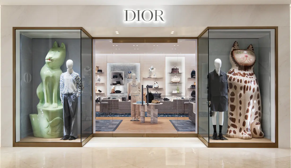 Pada area Men's Collection, terdapat patung-patung unik karya seniman asal Afrika Selatan yang menggemaskan. [ Foto: dok Dior ]