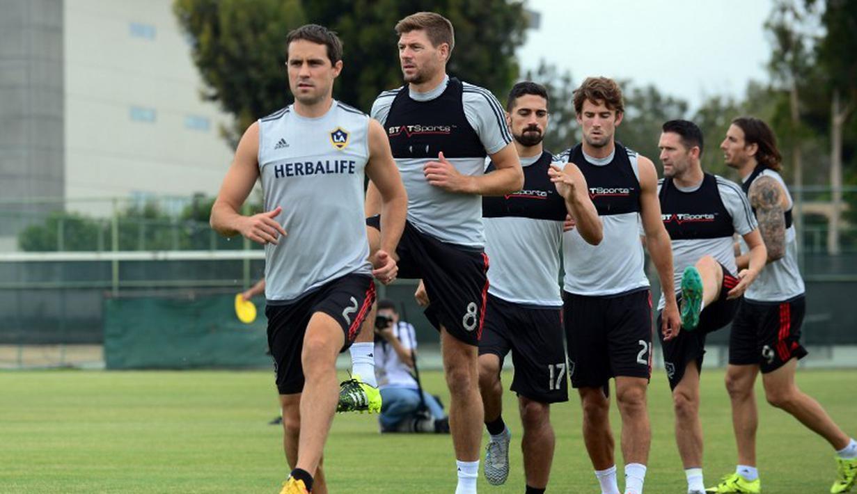 Mantan Kapten Liverpool dan Timnas Inggris, Steven Gerrard, mengikuti sesi latihan perdana LA Galaxy di Carson, California, AS. Rabu (8/7/2015) pagi WIB. (AFP PHOTO/Frederic J. Brown)