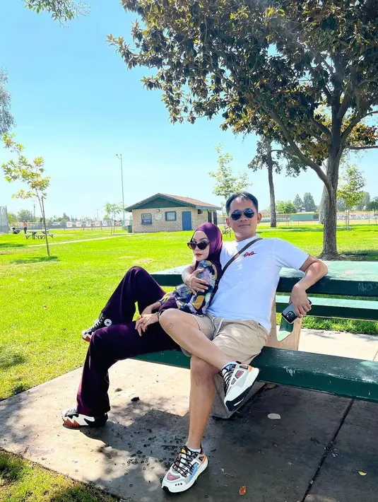Kamis (8/9/2022), Zaskia Adya Mecca ulang tahun ke-35. Perayaan kali ini terasa istimewa karena berada di negeri orang. Mengunggah foto duduk sebangku dengan Hanung Bramantyo di Anaheim, California, AS, ia berbagi kesan soal ulang tahun kali ini. “35? feels like 25,” ujarnya ringkas. Sejumlah selebritas menyelamati bintang film Ayat-ayat Cinta di kolom komentar. “Woohoo HBD Bia, berkah melimpah ya,” cetus Meisya Siregar. “Happy bday Bia,” Zee Zee Shahab menambahkan. (Foto: Dok. Instagram @zaskiadyamecca)