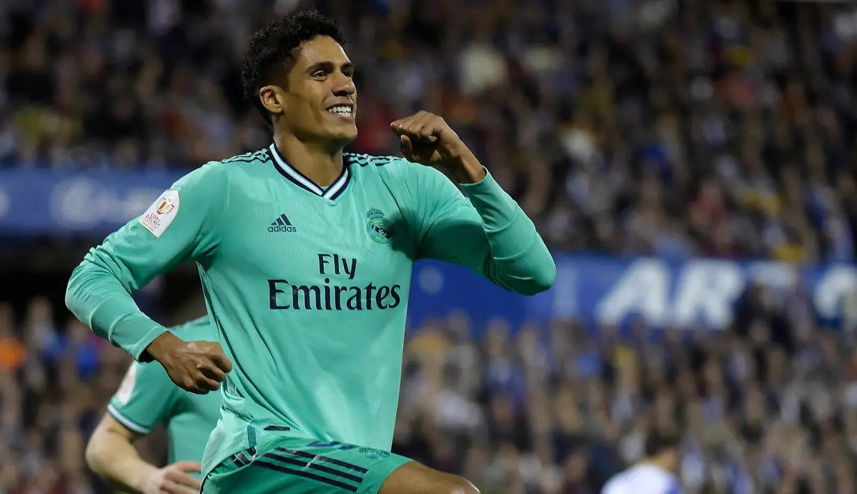 Bek Real Madrid, Raphael Varane  berselebrasi usai mencetak gol ke gawang Real Zaragoza pada pertandingan Copa del Rey (Piala Raja) di stadion La Romareda di Zaragoza (29/1/2020). Real Madrid melaju mantap ke perempatfinal Copa del Rey setelah mengalahkan Zaragoza 4-0. (AFP Photo/Jose Jordan)
