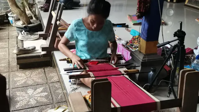 Kerajinan tenun tradisional kain Gringsing (Geringsing). Sebuah kain tenun ikat ganda yang kerap digunakan untuk berbagai upacara adat di Bali.