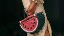 Model membawa tas berbentuk buah semangka karya Charlotte Olympia dalam Fashion Week Spring/Summer 2017 di London, Inggris, (18/9). (REUTERS/Neil Hall)