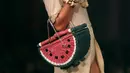 Model membawa tas berbentuk buah semangka karya Charlotte Olympia dalam Fashion Week Spring/Summer 2017 di London, Inggris, (18/9). (REUTERS/Neil Hall)