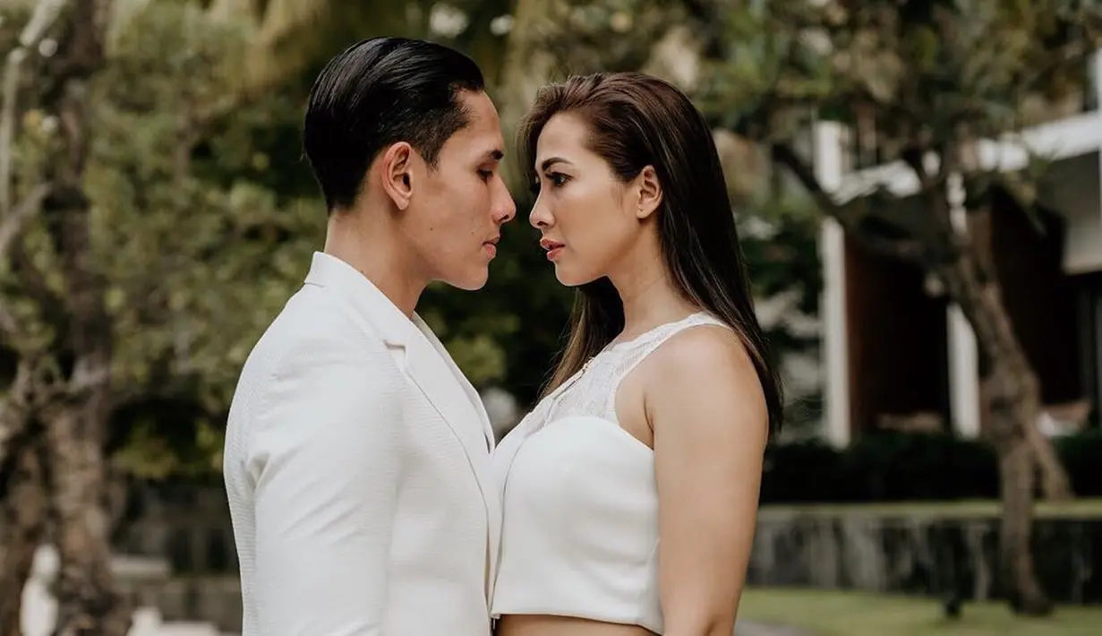 Ganindra Bimo dan Andrea Dian juga kerap tampil kompak. Dalam foto tersebut keduanya kompak menggunakan pakaian serba putih yang menambah kesan menawan dari keduanya. (Liputan6.com/IG/@ganindrabimo)