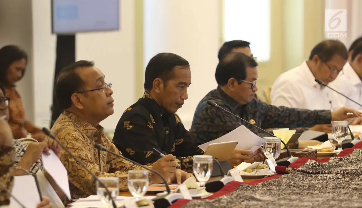 Presiden Joko Widodo saat memimpin rapat terbatas di Istana Bogor, Senin (22/10).Ratas tersebut membahas persiapan OOC (Our Ocean Conference 2018) yang akan di selenggarakan di Bali. (Liputan6.com/Angga Yuniar)