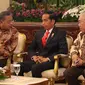 Presiden Joko Widodo berbincang dengan Menteri Perekoniman, Darmin Nastion dan Mendag Enggartiasto Lukita saat rapat kerja Kementerian Perdagangan (Kemendag) 2018 di Istana Negara, Jakarta, Rabu (31/1). (Liputan6.com/Angga Yuniar)