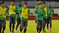 Pemain Timnas Indonesia menjalani latihan di Stadion Manahan, Minggu (4/9/2016). (Bola.com/Romi Syahputra)