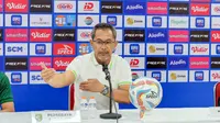 Pelatih Persebaya Surabaya, Aji Santoso, berharap kepemimpinan wasit yang bertugas di BRI Liga 1 2023/2024 bisa tegas demi perkembangan sepak bola Indonesia. (Bola.com/Radifa Arsa)