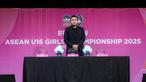 Exco PSSI, Muhammad menunjukkan kertas undian dalam acara pengundian AFF U-16 Putri 2025 Indonesia yang berlangsung di SCTV Tower, Jakarta Pusat, pada Senin (21/7/2025). (Bola.com/Bagaskara Lazuardi)