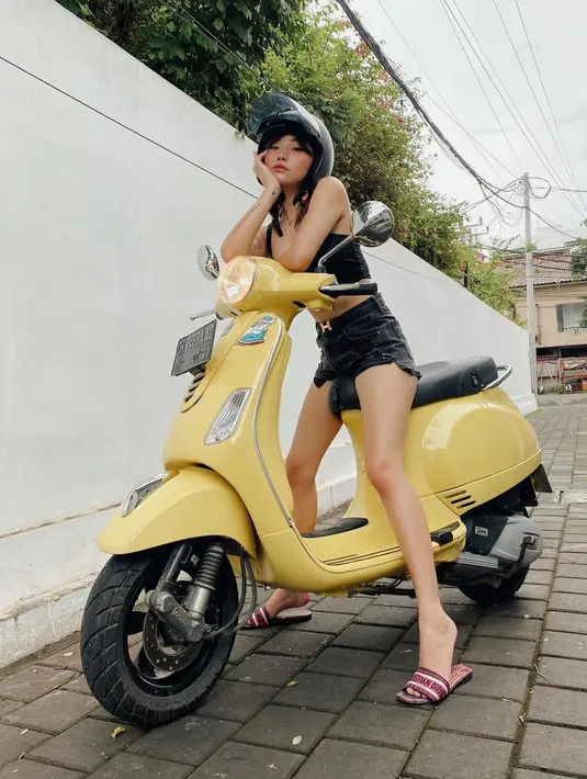 <p>Crop top dan hot pants hitam untuk tampilan santai dipermanis dengan sandal Dior seharga 11 juta. (Instagram @wendywalters)</p>