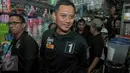 Cagub DKI Jakarta Agus Harimurti Yudhoyono blusukan menelusuri Pasar Senen, Jakarta, Selasa (8/11). Selain meminta doa dan dukungan, Agus juga mendengarkan keluhan para pedagang Pasar Senen. (Liputan6.com/Yoppy Renato)