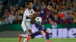 Penyerang Barcelona, Luis Suarez (kanan) berusaha melewati bek Mehdi Benatia pada leg pertama babak semifinal Liga Champions di Camp Nou, Kamis (7/5/2015). Barcelona menang 3-0 atas Bayern Muenchen. (Reuters/Paul Hanna)