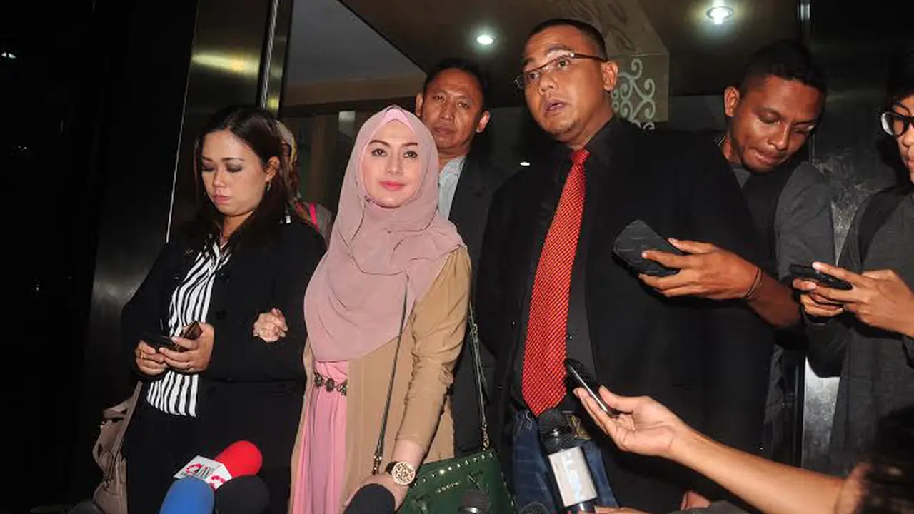 [FOTO] Senyum Eddies Adelia di Balik Kesedihan 