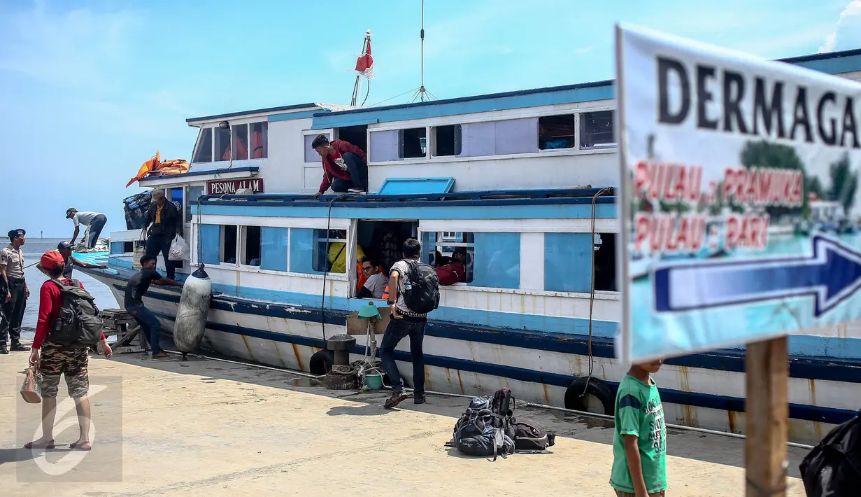 Sejumlah penumpang turun dari kapal jurusan Pulau Pramuka dan Pulau Pari di Pelabuhan Kali Kali Adem, Muara Angke, Jakarta Utara, Senin (2/1/2017). (Liputan6.com/Faizal Fanani)