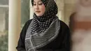 Brand hijab Zeta Scarves juga merilis koleksi scarf yang diberi nama Palestine Series. 100% penjualan dari scarf ini akan disumbangkan untuk Palestina melalui Kitabisa.com. [@zetascarves]