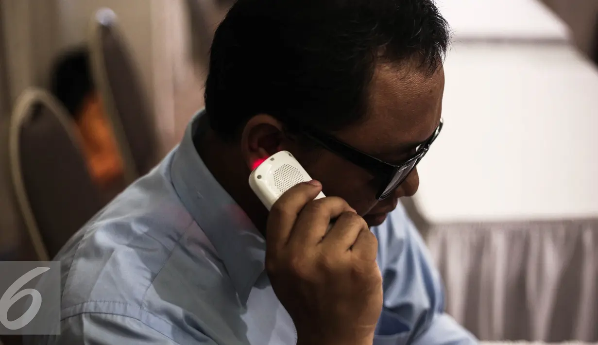 Seorang penyandang tuna netra mencoba alat saat peluncuruan Audiobook Library for the Blind di Kemenko PMK, Jakarta, Selasa (17/5). Aplikasi tersebut membantu para penyandang tunanetra untuk membaca melalui media aplikasi. (Liputan6.com/Faizal Fanani)