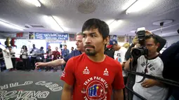 Petinju Manny Pacquiao memberikan keterangan sebelum latihan jelang pertarungan melawan Tim Bradley di Hollywood, Los Angeles, California, Rabu (30/3). Petinju berjuluk ‘Pacman’ itu akan menantang Bradley pada 9 April 2016 nanti. (REUTERS/Lucy Nicholson)